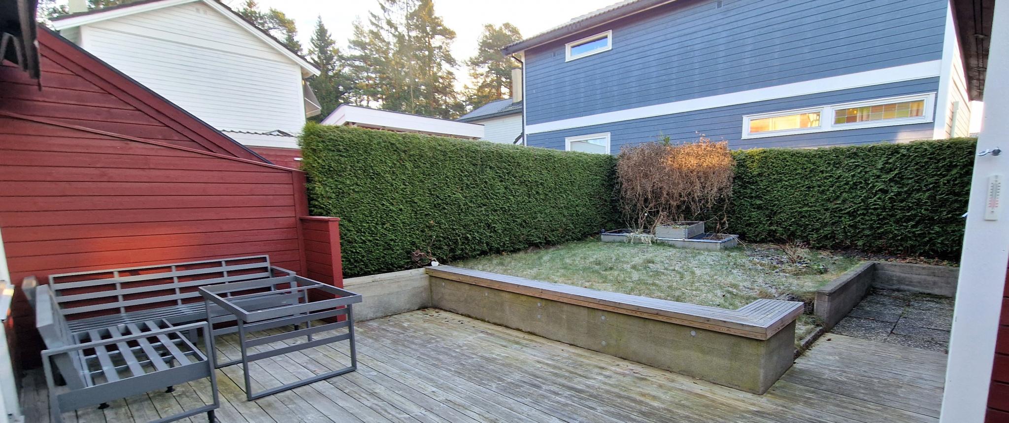 Bakside hage. Med stor platting og sittegruppe og elektrisk markise